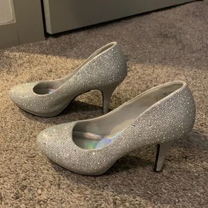 BEAUTIFUL SILVER BLINKY SIZE 8 HIGH HEEL PUMPS.